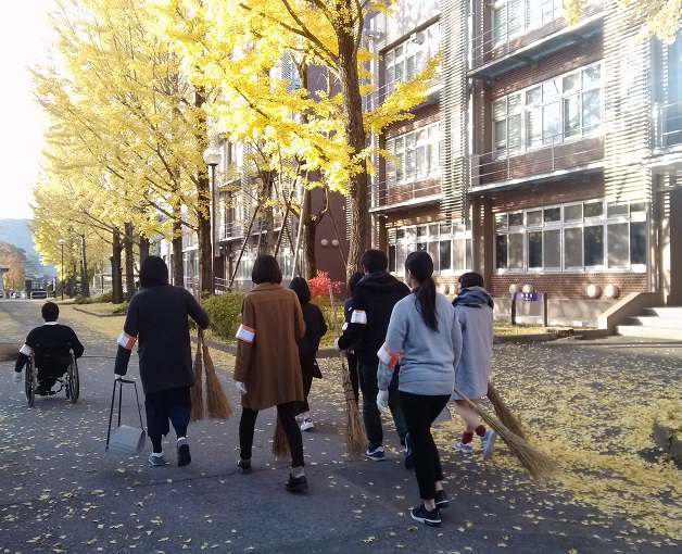 銀杏の葉がたくさん落ちていました